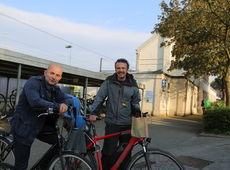 Johan en Joris aan het station Asse